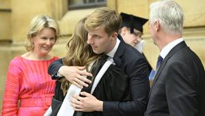 Prinz Emmanuel von Belgien umarmt seine Schwester Elisabeth.