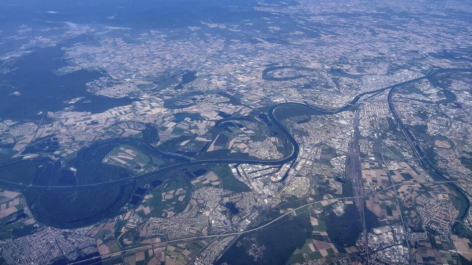 Zwei Tote bei Absturz eines Kleinflugzeuges in Wohngebiet