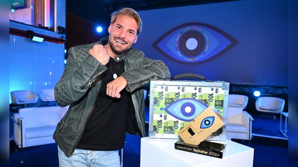 "Big Brother"-Kandidat Marcus nahm am Ende der Show die 100.000 Euro Preisgeld entgegen.