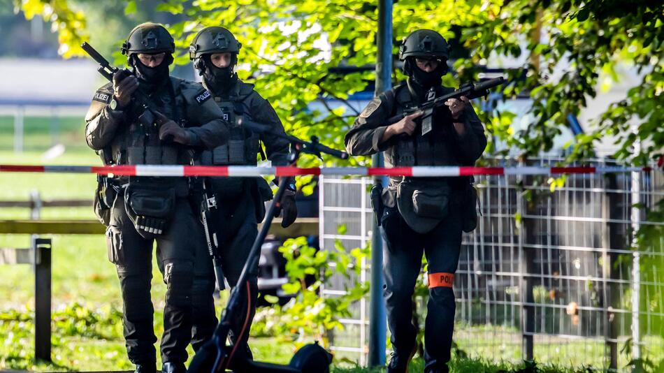 Tödliche Schüsse bei Techno-Party in der Schweiz – Täter auf der Flucht