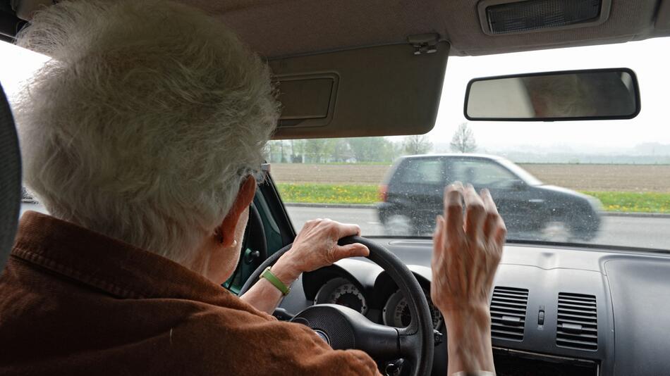 Ältere Person im Auto