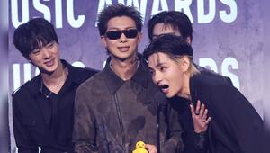 Jin, RM und V von BTS freuen sich über ihre American Music Awards.