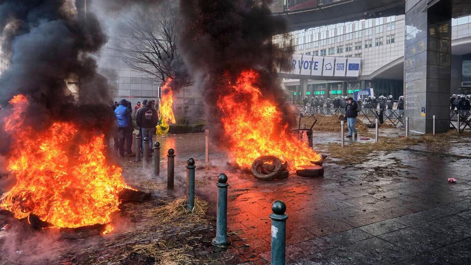 Landwirte legen am 1. Februar 2024 vor dem EU-Parlament in Brüssel Feuer