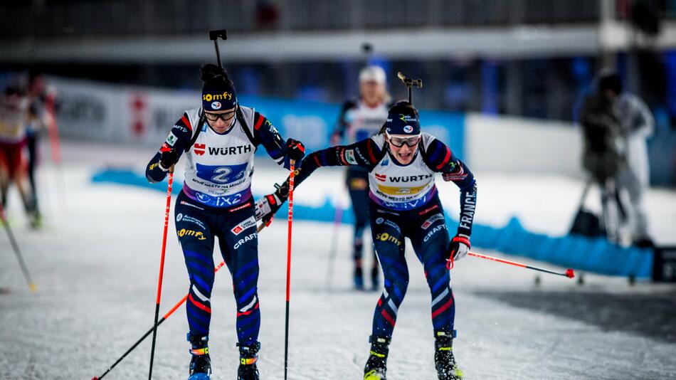 Julia Simon (l.) und Justine Braisaz-Bouchet beim WM-Auftakt in Nove Mesto.