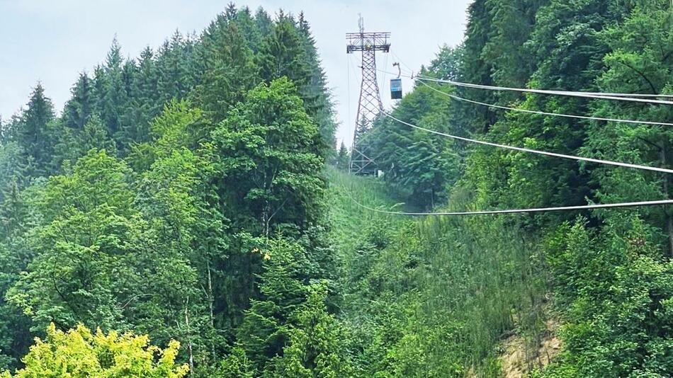Unwetter in Österreich - 19 Menschen sitzen in Seilbahn fest