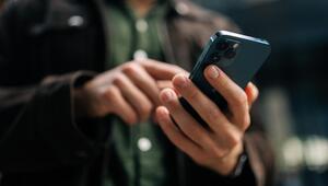 Person mit Smartphone in der Hand.