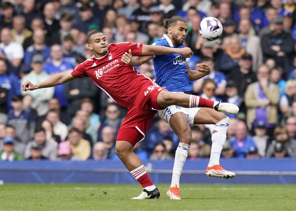 Zweikampf um den Ball zwischen Murillo von Nottingham und Evertons Dominic Calvert-Lewin