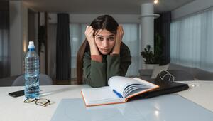 Frau mit ADHS kann sich nicht auf Arbeit konzentrieren