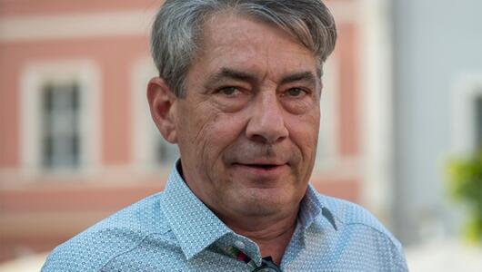 Tim Lochner schaut in die Kamera