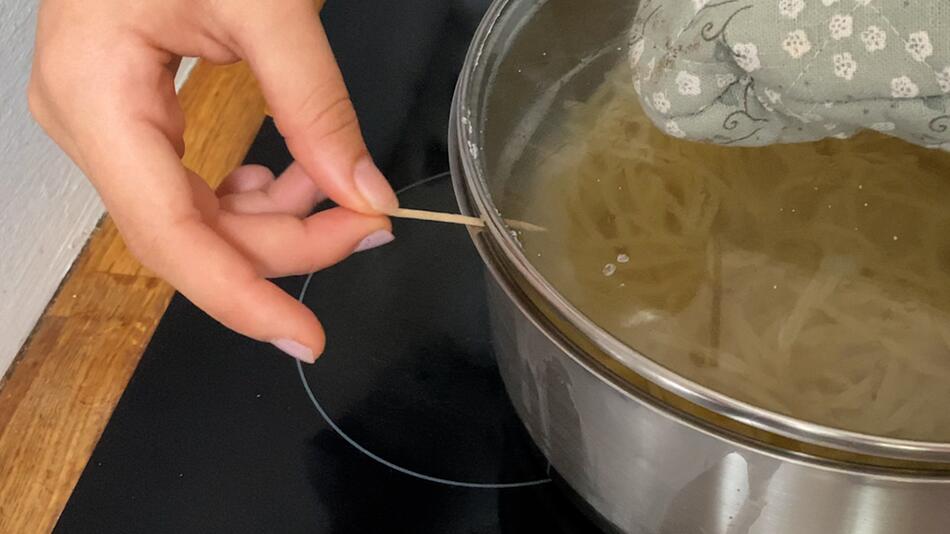 NICHT NEHMEN! Kein Sieb zur Hand? Nudelwasser mit Zahnstocher abgießen