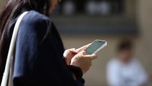 Person nutzt Smartphone