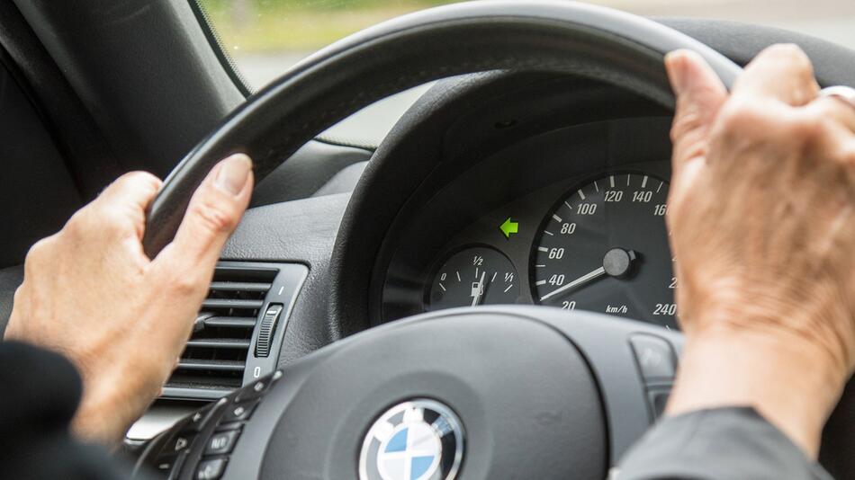 Risiken mindern: Warum richtiges Blinken im Auto so wichtig ist