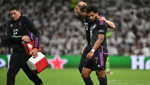 Bayern Münchens Serge Gnabry wird in Madrid verletzt vom Feld geführt
