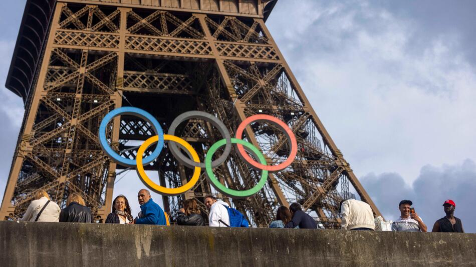 Eiffelturm mit Olympischen Ringen