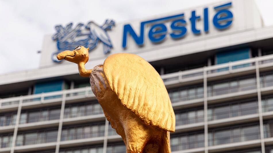 Goldener Geier vor Nestlé-Gebäude