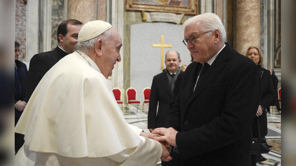 Frank-Walter Steinmeier und der verstorbene Papst Franziskus (l.) bei einem Treffen im Januar 2023.