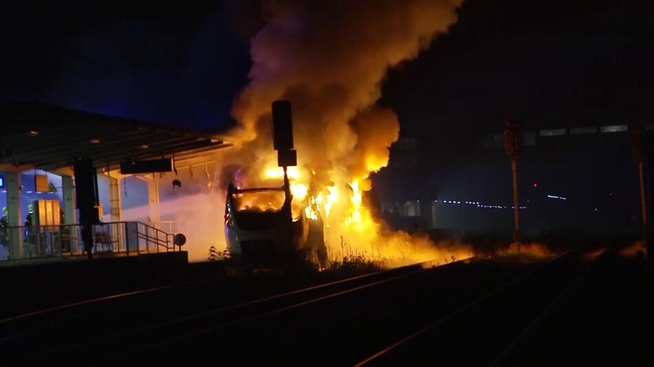 Lichterlohe Flammen: Zug brennt in Berliner Bahnhof