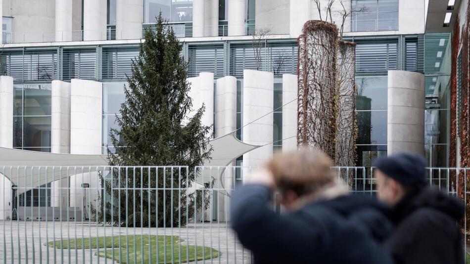 Weihnachtsbaum steht im Hof des Kanzleramts