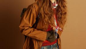 Ein warmes Braun und ein weihnachtliches Rot sind ein stimmiges Farbpaar.