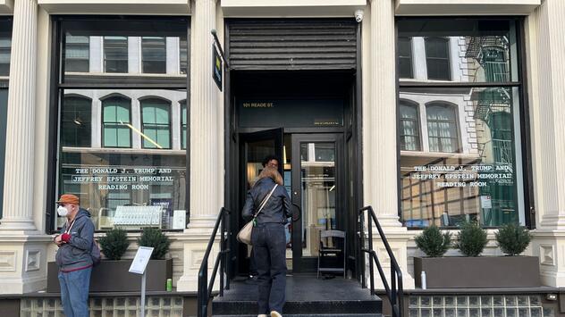 Ausstellung zeigt Epstein-Dokumente in 3.437 Büchern