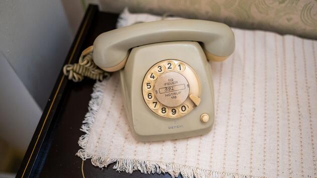 Ein Wählscheibentelefon steht auf einem Tisch