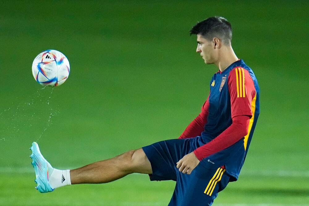 Álvaro Morata jongliert im Training mit dem WM-Ball