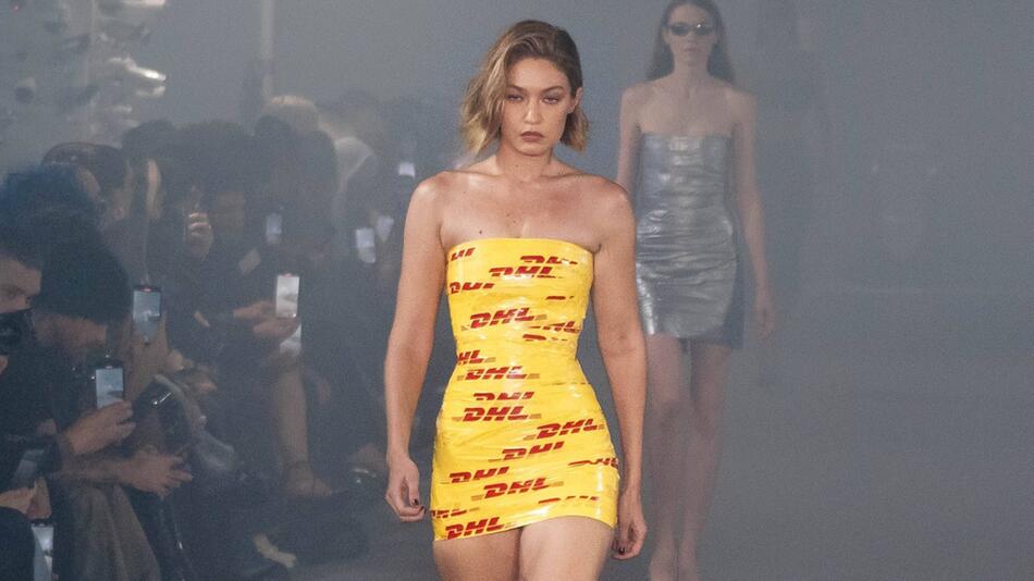 Gigi Hadid läuft bei der Vetements-Show in einem DHL-Kleid über den Laufsteg.