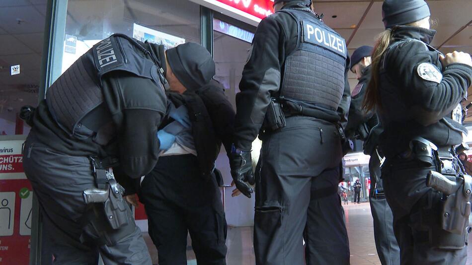 Waffenverbots-Kontrollen am Hamburger Hauptbahnhof