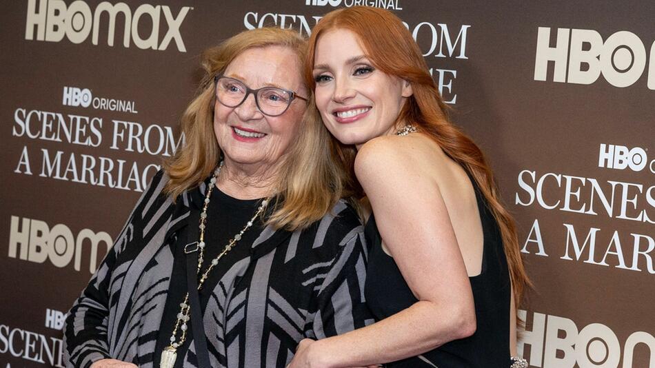 Jessica Chastain und ihre Oma bei einer Premiere.