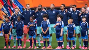 Deutsche Fußball-Nationalmannschaft bei der Hymne