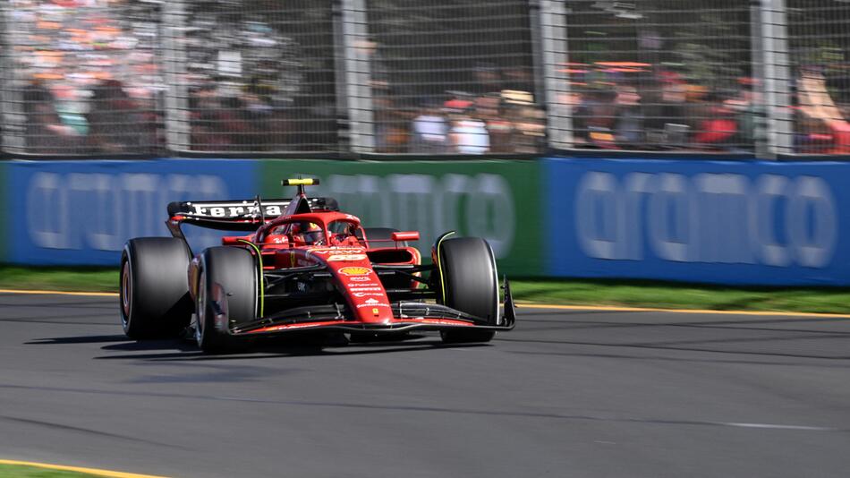 Carlos Sainz ist in seinem Ferrari auf dem Weg zum Sieg in Melbourne