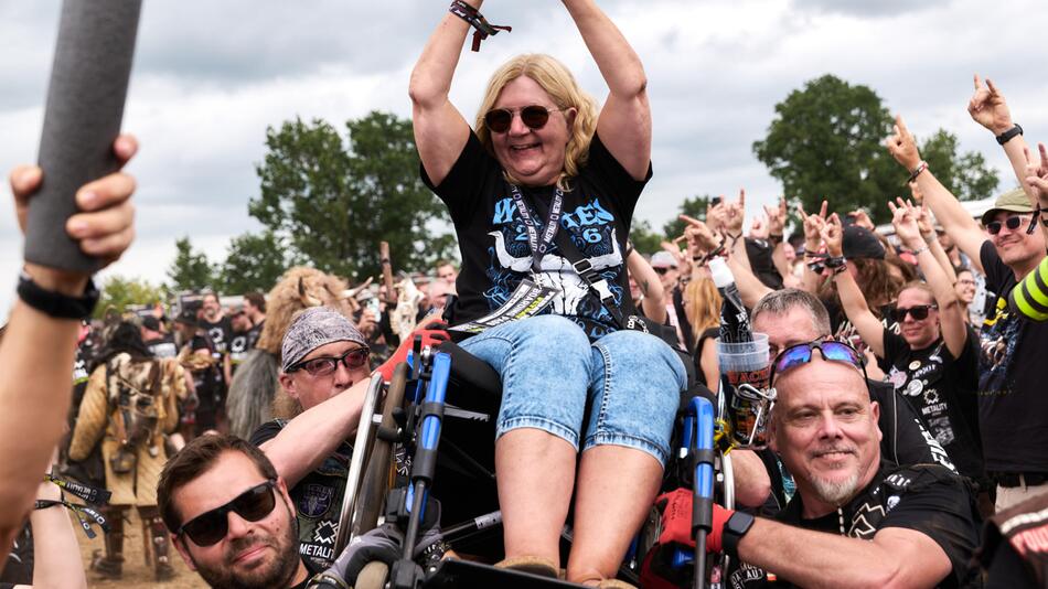 Wacken rockt das Ding: Crowdsurfing im Rollstuhl