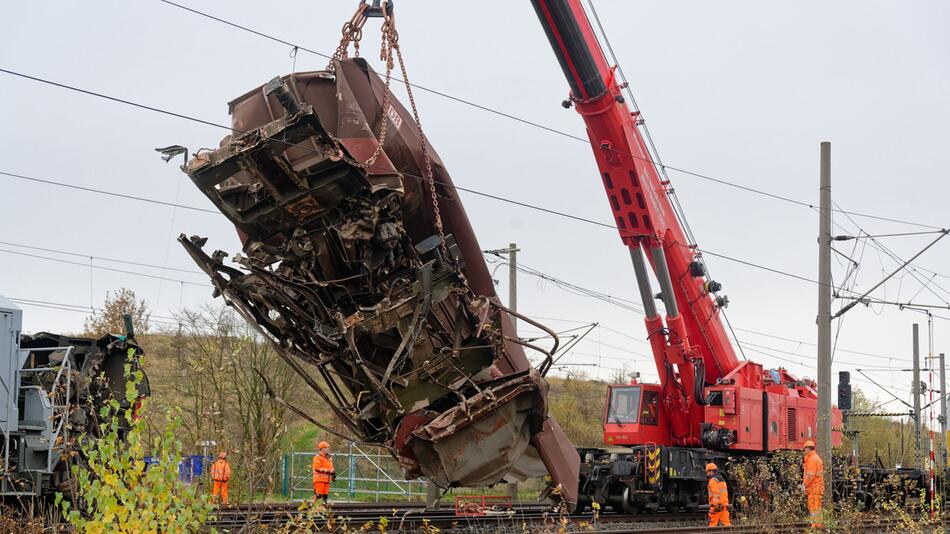 Entgleister Zug bei Köln - Bergung beginnt