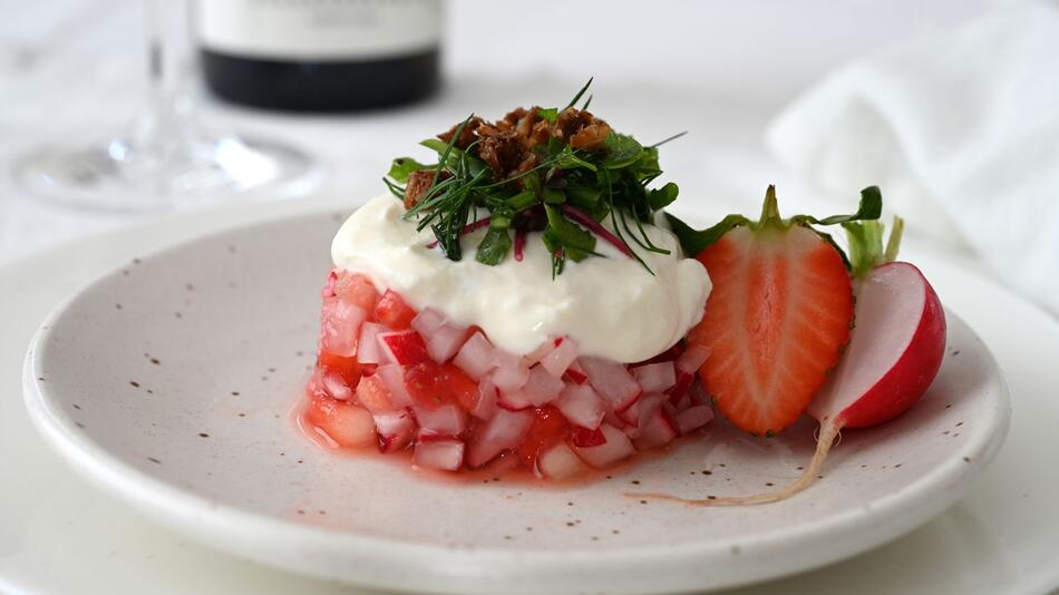 Radieschen-Erdbeer-Salat mit Ziegen-Feta-Creme