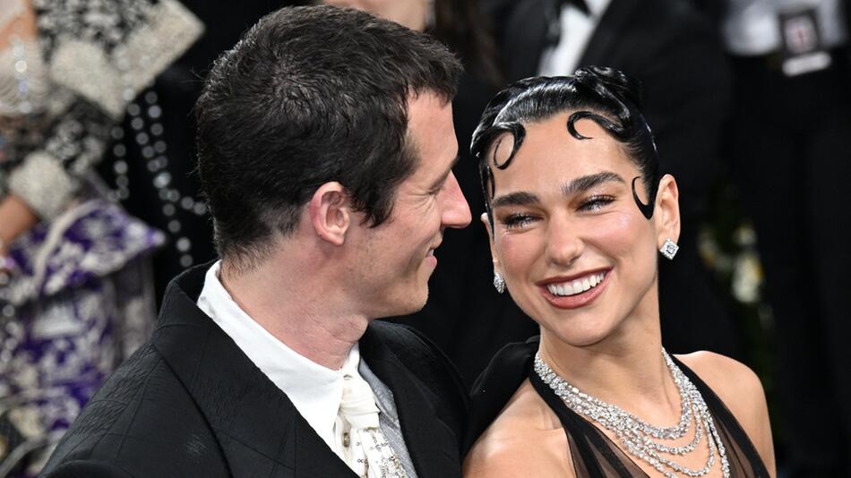 Dua Lipa: 480.000 Perlen auf ihrem Chanel-Brautkleid