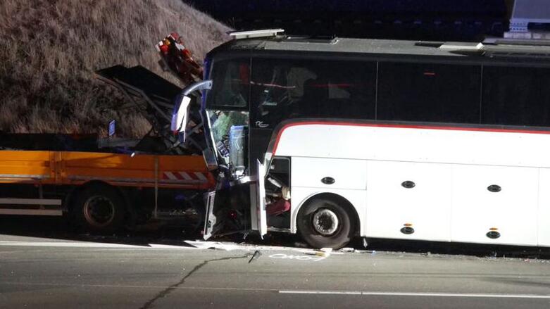 Schwerer Reisebusunfall auf A8
