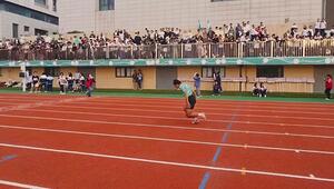 Gruß mit Bodenkontakt: Läufer winkt dem Publikum zu – dann passiert es