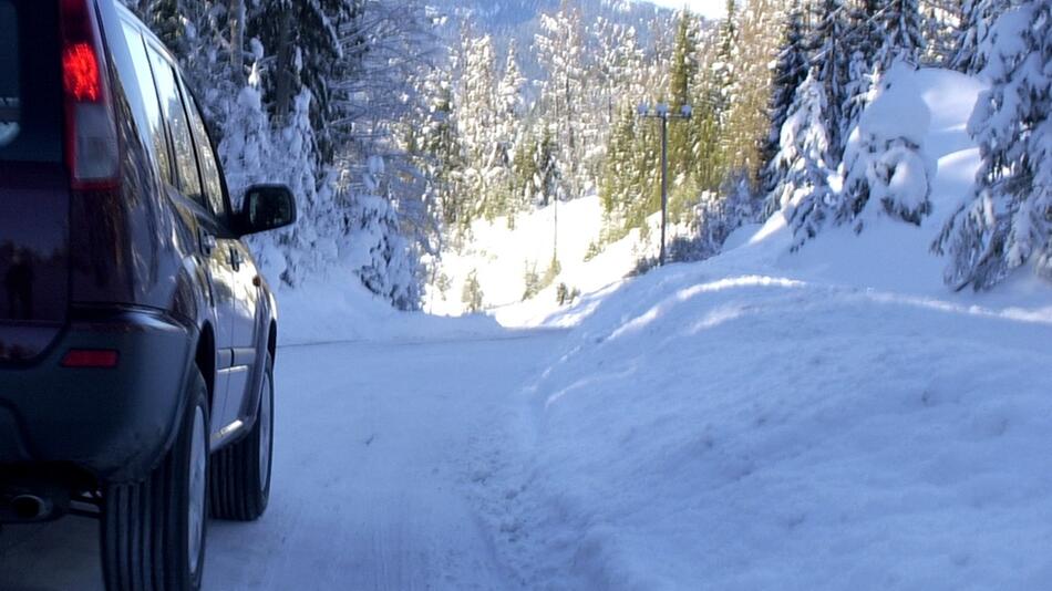 Schneewehen: Eine häufig unterschätzte Gefhar beim Autofahren im Winter