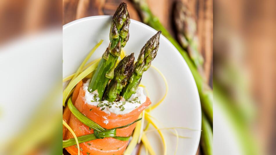 In Kombination mit Lachs und Frischkäse wird aus grünem Spargel ein feines Gericht.