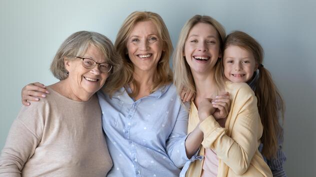 Uroma, Oma, Mutter und Tochter; vier Generationen