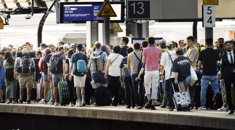 Viele Reisende am Bahnhof