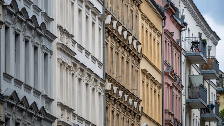 Blick auf sanierte Fassaden der Altbauwohnungen im Berliner Bezirk Prenzlauer Berg