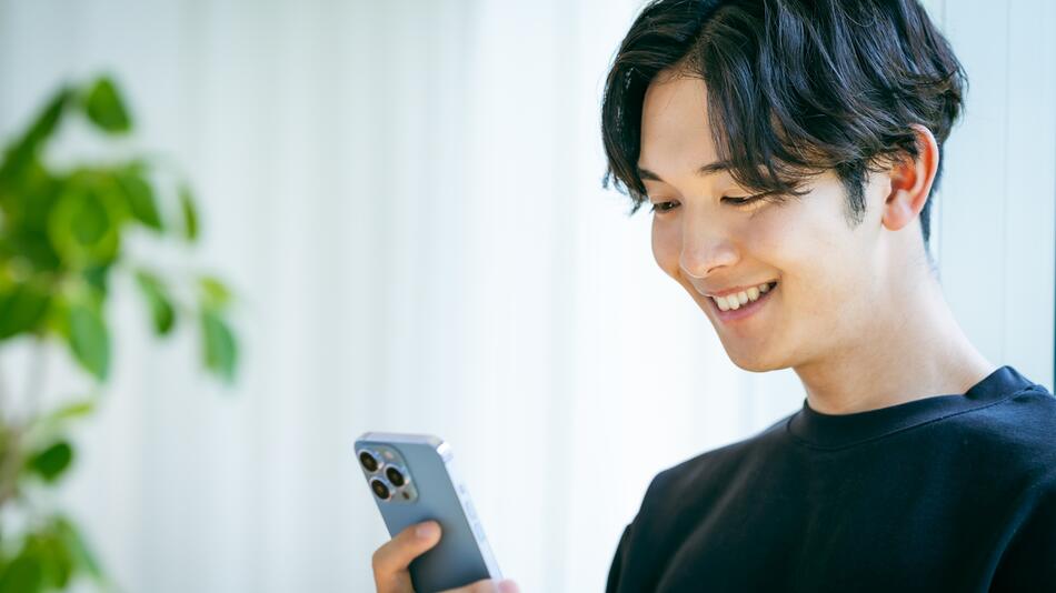 Junge guckt auf Smartphone