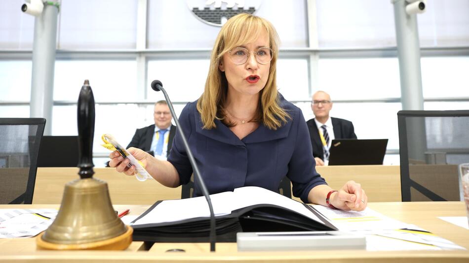 Alterspräsidentin redet Abgeordneten ins Gewissen