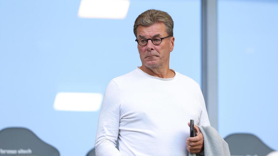 Dieter Hecking auf der Tribüne als Zuschauer der Partie VfL Wolfsburg gegen Bayern München