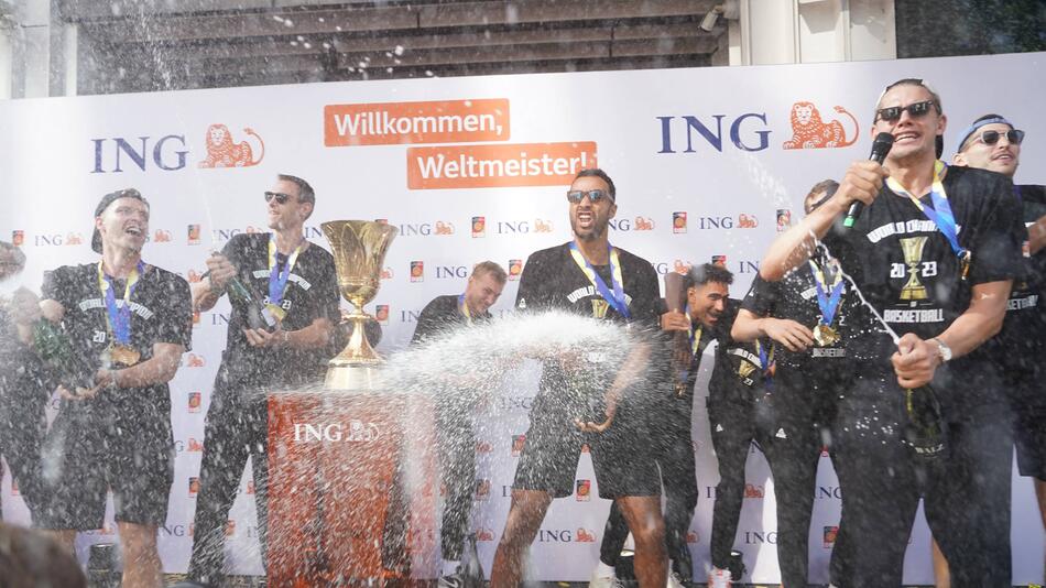 Das deutsche Basketball-Weltmeisterteam feiert mit den Fans in Frankfurt am Main