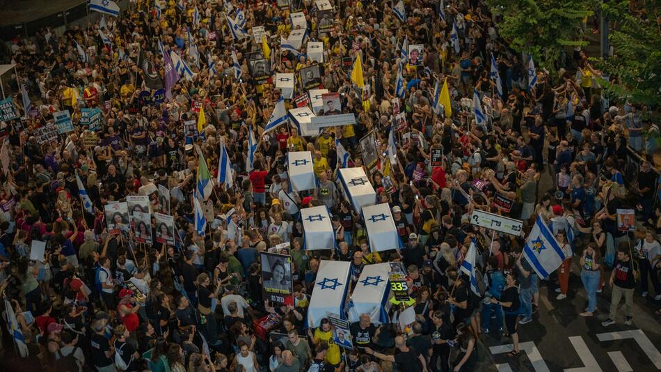 "This is the last chance": Angry protests for hostage deal in Israel again