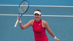 Belinda Bencic bejubelt ihren Sieg gegen Chloe Paquet.