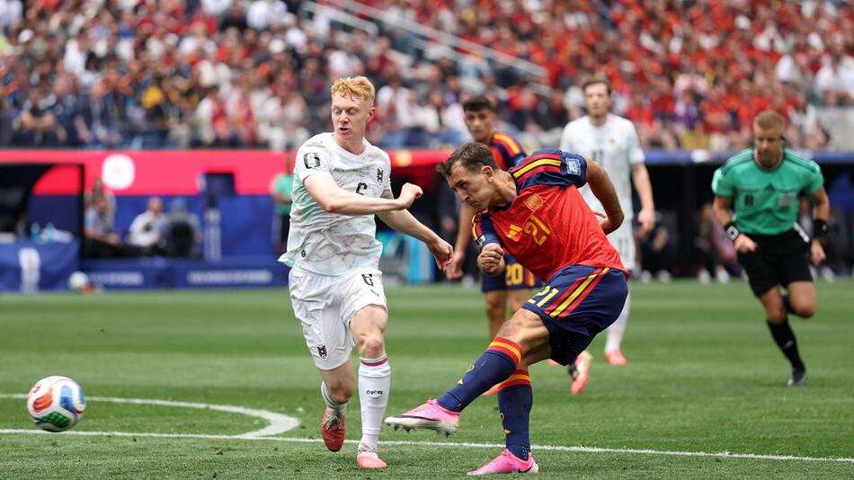 Spanien führt und kontrolliert das Spiel