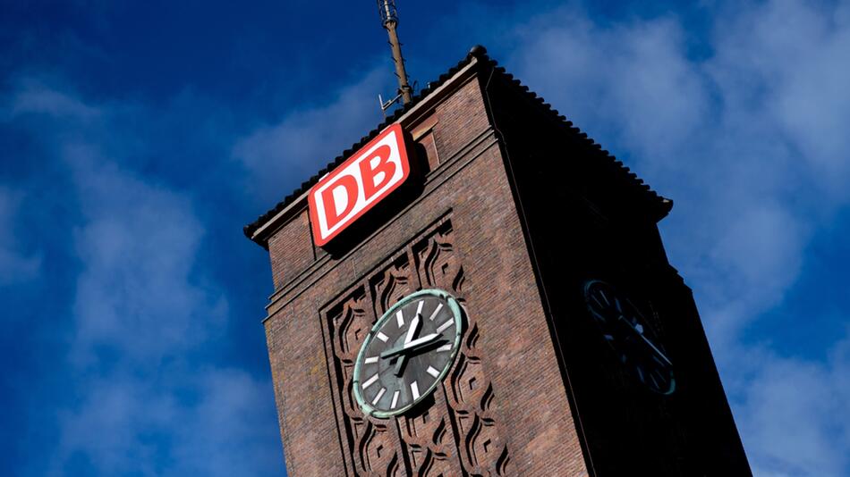 DB-Logo und Uhr an einem Turm